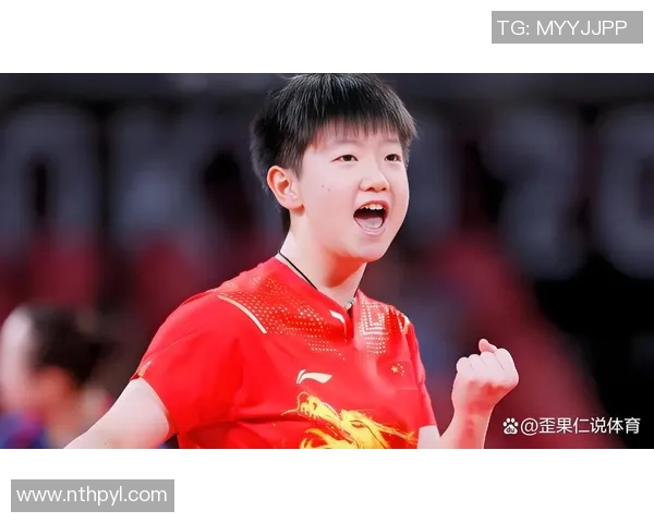 当红足球巨星场下较劲趣味比拼掰手腕谁能笑到最后